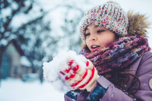 istock Dad with daughter outdoor in winter 902991408