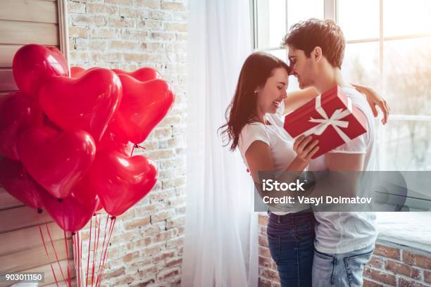 Photo libre de droit de Couple Dans La Chambre banque d'images et plus d'images libres de droit de Saint Valentin - Saint Valentin, Cadeau, Tous types de couple