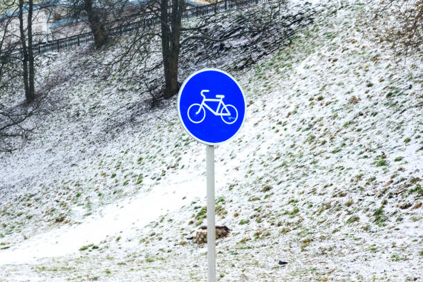 istock Bicycle sign in the winter 903011292