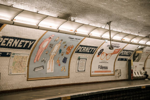 publicités dans une station du métro de paris - pub metro paris photos et images de collection