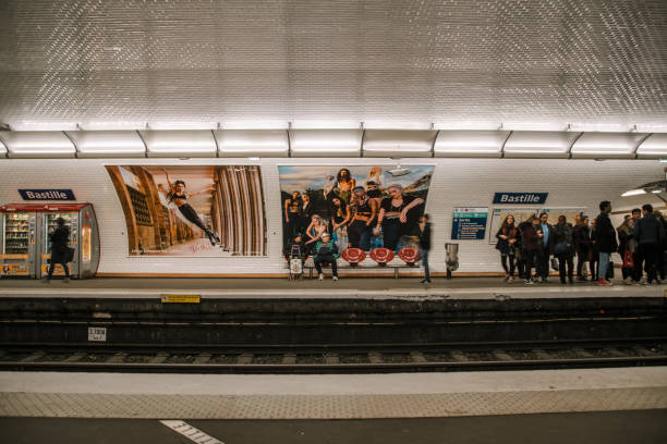 personnes en attente pour le train à paris - pub metro paris photos et images de collection