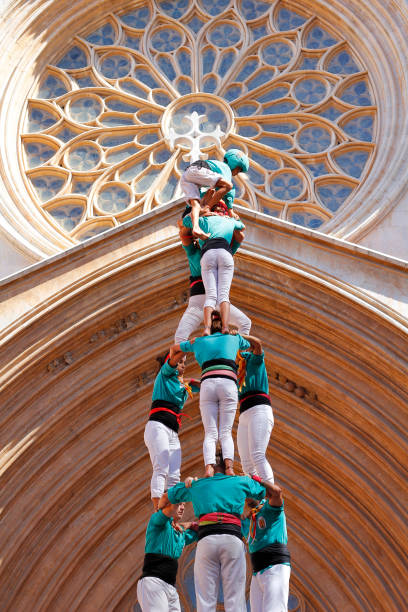 castellers en tarragona - castellers fotografías e imágenes de stock