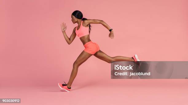 Afrikanische Weibliche Läufer Sprinten Stockfoto und mehr Bilder von Rennen - Körperliche Aktivität - Rennen - Körperliche Aktivität, Frauen, Eine Frau allein