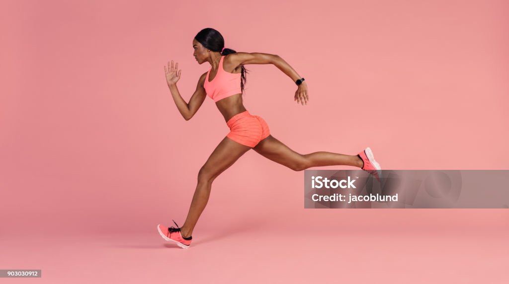 Coureur de femme africaine Sprint - Photo de Courir libre de droits