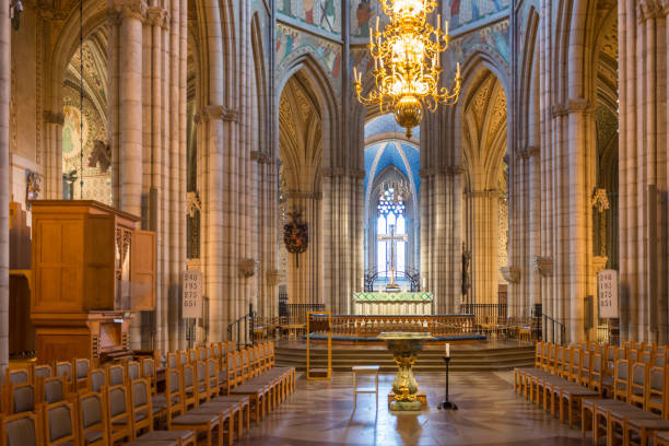 уппсалский собор в уппсале - uppsala cathedral стоковые фото и изображения