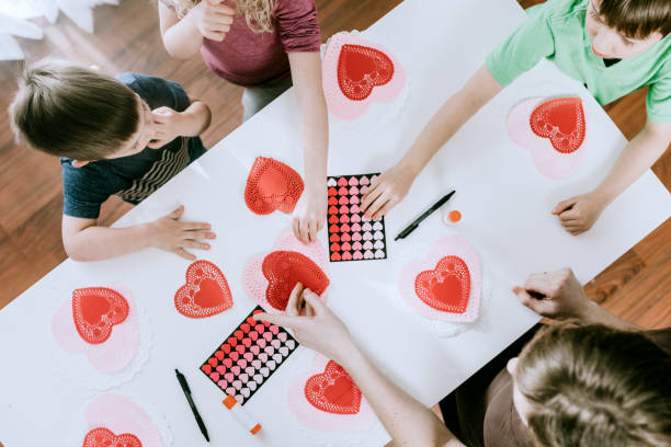 семья решений день святого валентина карты накладные расходы - craft valentines day heart shape creativity стоковые фото и изображения