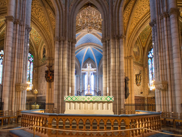 уппсалский собор в уппсале - uppsala cathedral стоковые фото и изображения