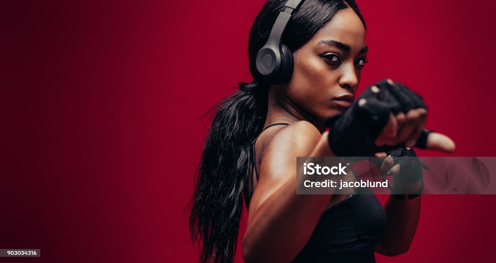 Jovem forte treinando boxe - Foto de stock de Só Uma Mulher royalty-free