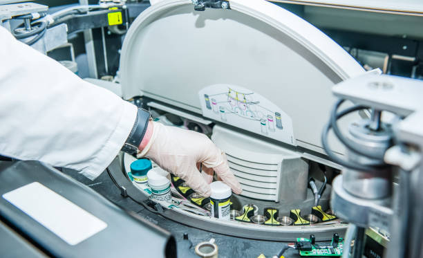 istock Close up scientist doing chemical test in modern laboratory. Selective focus 903035340