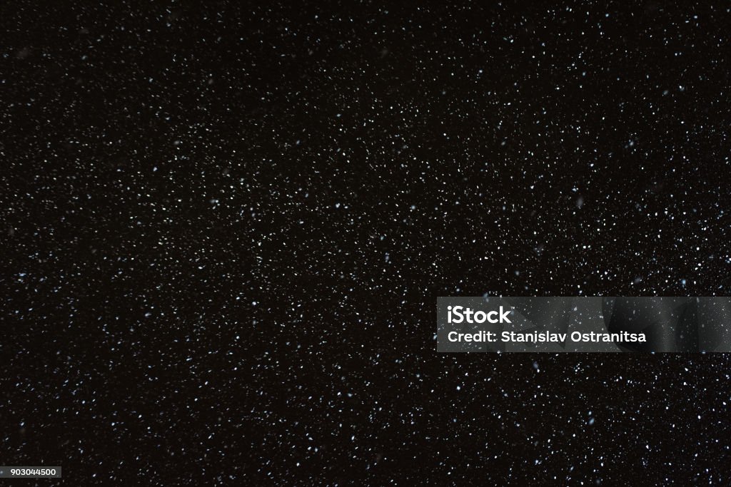 Abstrato base de noite de inverno - flocos de neve em um céu escuro - Foto de stock de Exposição Múltipla royalty-free