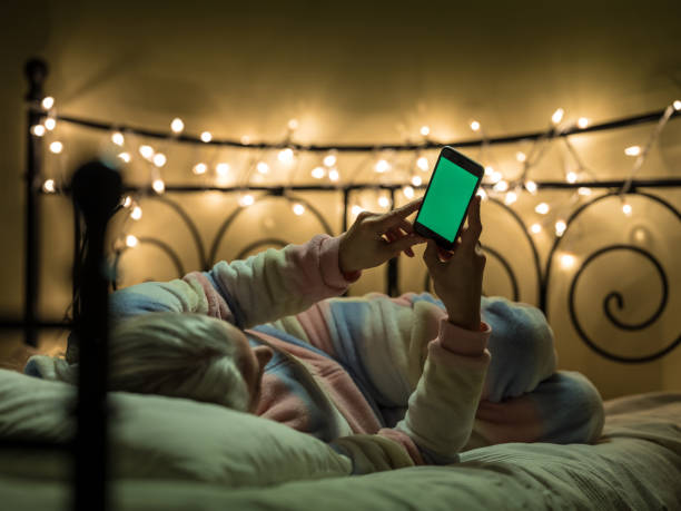 istock Mom with green screen in bed 903054944