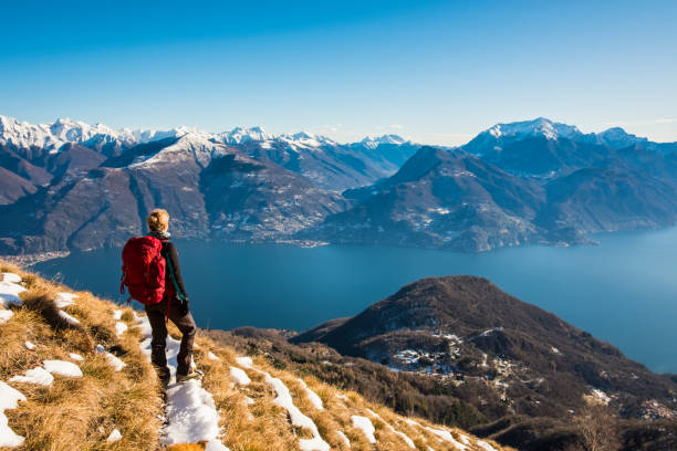 caminante de la mujer en la montaña mirando el lago - switzerland lake mountain landscape fotografías e imágenes de stock