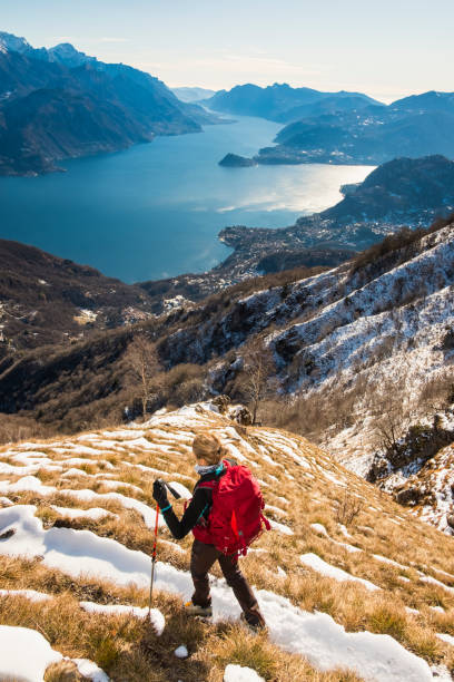 туристка, идущая по тропинке гор над озером - italian lake district стоковые фото и изображения