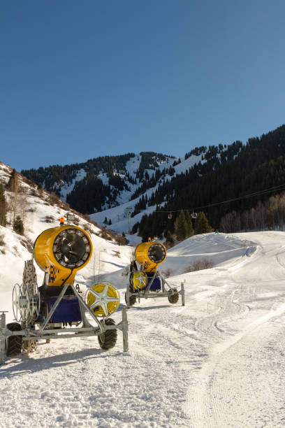 canhões de neve ao longo da rota para a estância de esqui - snow making machine - fotografias e filmes do acervo