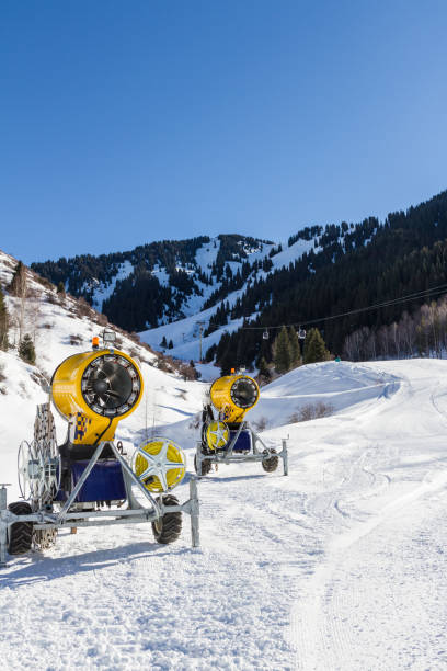 armas de neve na estância de esqui - snow making machine - fotografias e filmes do acervo