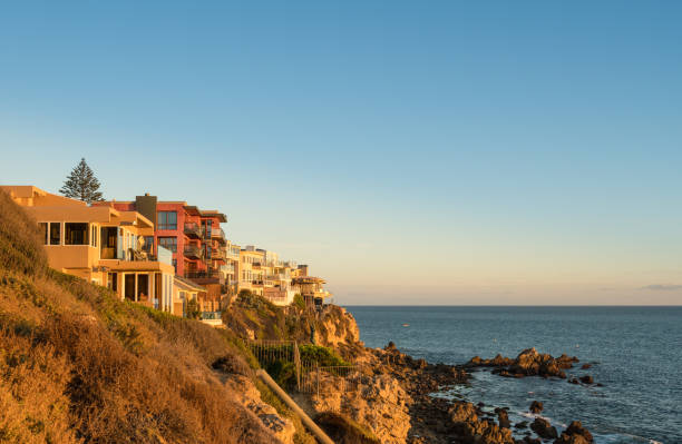 oceanside luxushäuser in corona del mar in der nähe von newport beach - newport beach california orange county house stock-fotos und bilder