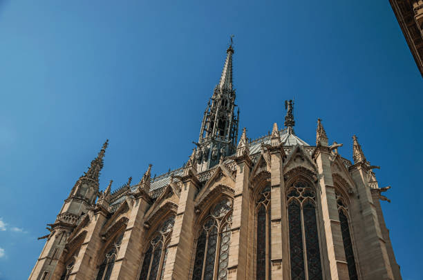 gros plan des colonnes latérales et les tours du gothique sainte-chapelle (église) sous un ciel bleu, à paris. - church close up paris france gothic style photos et images de collection