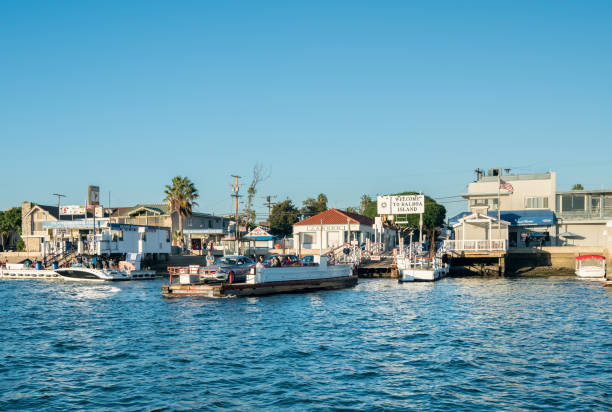 ニューポート ・ ビーチのバルボア島に渡る小さなカーフェリー - balboa island ferry ストックフォトと画像