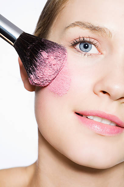 mulher com blusher na cara - blush imagens e fotografias de stock