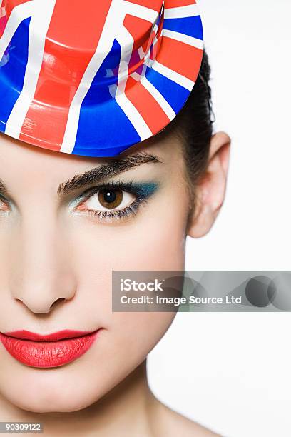 Mulher Vestindo Chapéu De Festa - Fotografias de stock e mais imagens de Adulto - Adulto, Azul, Bandeira da Grã-Bretanha