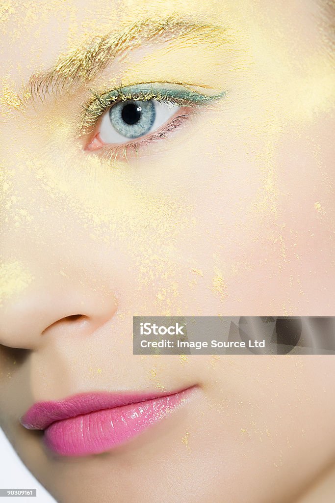 Kobieta z żółty w proszku na jej twarz - Zbiór zdjęć royalty-free (Bliskie zbliżenie)