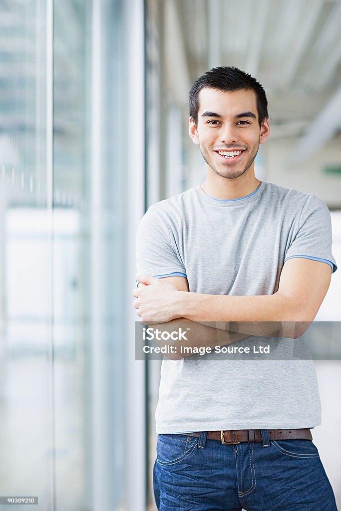 Giovane uomo sorridente - Foto stock royalty-free di Abbigliamento casual
