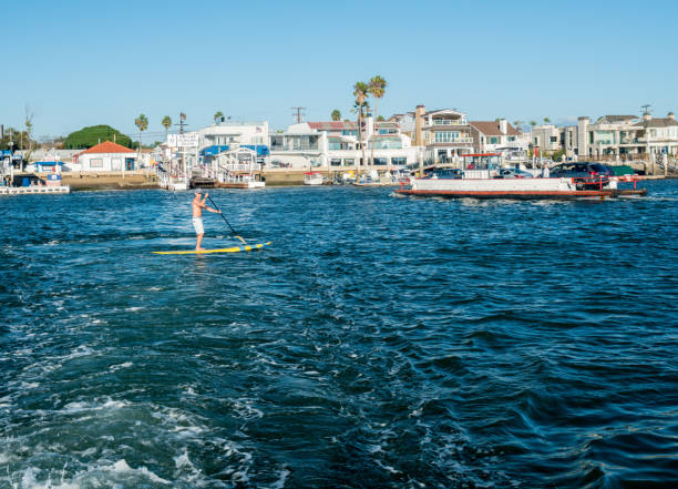 スタンドアップパドル バルボア島に年配の男性 - balboa island ferry ストックフォトと画像