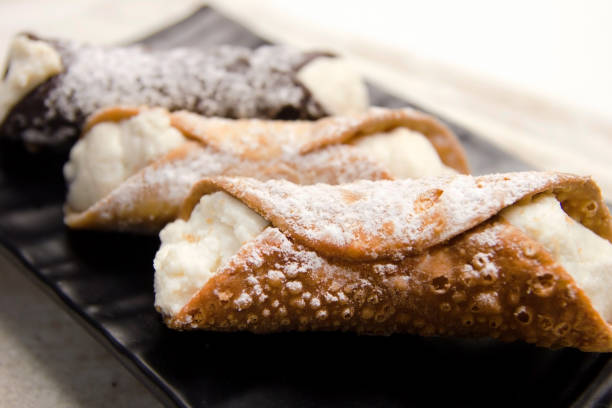 postre dulce italiano cannoli - pastry italian culture cake dessert fotografías e imágenes de stock