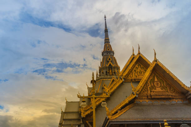 la bella brama e la decorazione in stile tailandese sul timpano dorato terminano a wat sothonwararam, un famoso tempio pubblico nella provincia di chachoengsao, in thailandia. - gable end foto e immagini stock