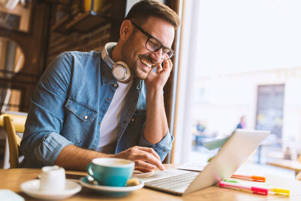 freelance - computer programmer laptop nerd men zdjęcia i obrazy z banku zdjęć