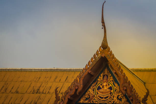 la bella brama e la decorazione in stile tailandese sul timpano dorato terminano a wat sothonwararam, un famoso tempio pubblico nella provincia di chachoengsao, in thailandia. - gable end foto e immagini stock