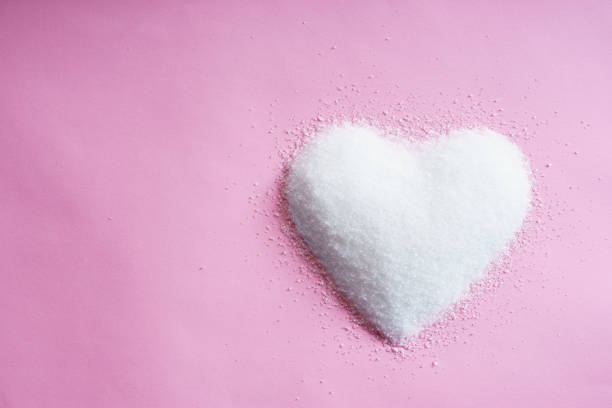 zucchero macinato bianco sotto forma di cuore - sweet potato foto e immagini stock