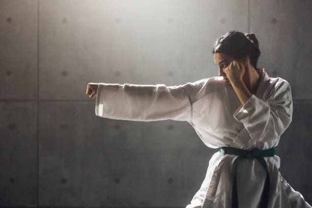 femme en kimono, pratiquer le karaté - tae kwon do photos et images de collection