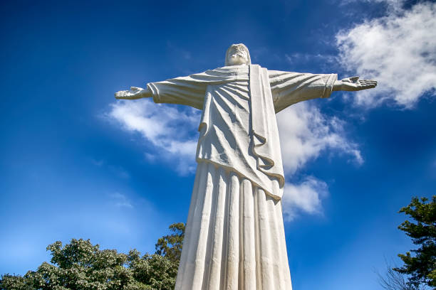 statue von christus in são pedro, sp, brasilien - christ the redeemer rio de janeiro city urban scene stock-fotos und bilder