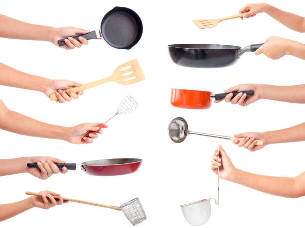 mani dello chef che tengono utensili da cucina / molte attrezzature per cibo isolato su sfondo bianco - mestolo foto e immagini stock