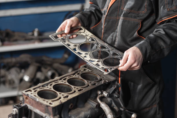 joint d’étanchéité dans la main. le véhicule à moteur à bloc mécanique démonter. moteur sur une réparation stand avec piston et bielle de technologie automobile. intérieur d’un atelier de réparation de voiture. - sante fe home photos et images de collection