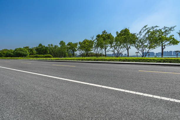 istock Clean asphalt road with city skyline background 903195480
