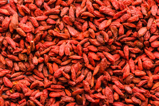 sfondo rosso di bacche di goji, consistenza di fondo naturale di frutta secca con superfood, ingrediente alimentare sano della medicina cinese - healthy eating preserved food state red foto e immagini stock