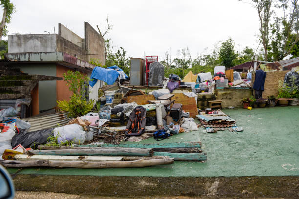sturm beschädigt nachbarschaft - hurricane caribbean house storm stock-fotos und bilder