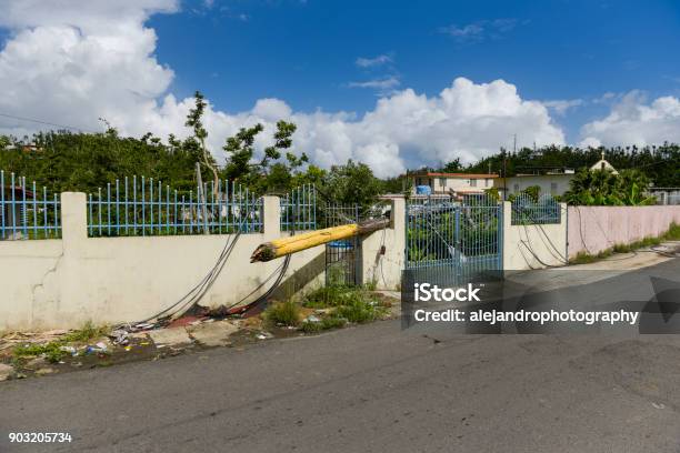 Gebrochene Telefonmast Stockfoto und mehr Bilder von 2017 Hurricane Maria - 2017 Hurricane Maria, Außenaufnahme von Gebäuden, Beschädigt