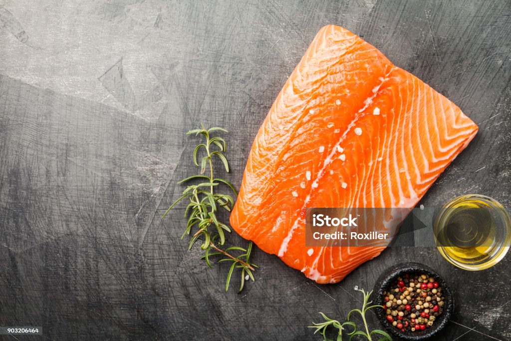Raw filete de salmón  - Foto de stock de Salmón - Pescado libre de derechos