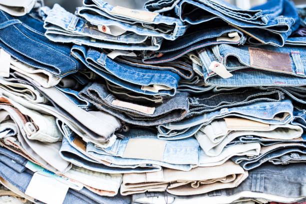 stack of denim jeans. - pilha roupa velha imagens e fotografias de stock