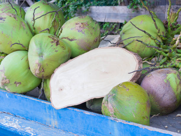 тайский кокосовый фруктовый сок на продажу в уличном магазине, знак древесины - shopsign стоковые фото и изображения