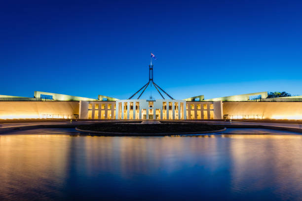 canberra australian parliament house in der nacht - parlamentsgebäude regierungsgebäude stock-fotos und bilder