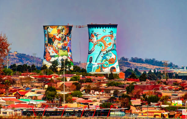 ex centrale elettrica, torre di raffreddamento, ora è il posto giusto per il salto base - south africa africa south african culture african culture foto e immagini stock