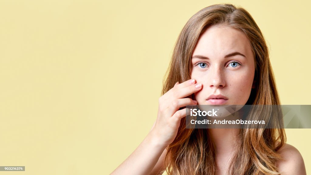 Adolescente ruiva jovem com problemas de auto olhando no espelho. Menina com baixa auto-estima, verificando sua pele em um espelho. - Foto de stock de Acne royalty-free