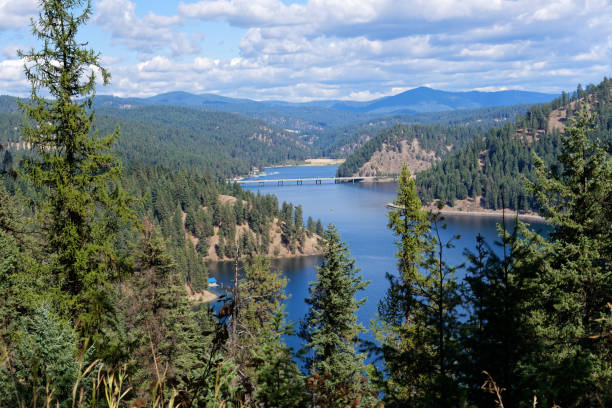 lago coeur d'alene - montana mountain mountain range rocky mountains foto e immagini stock