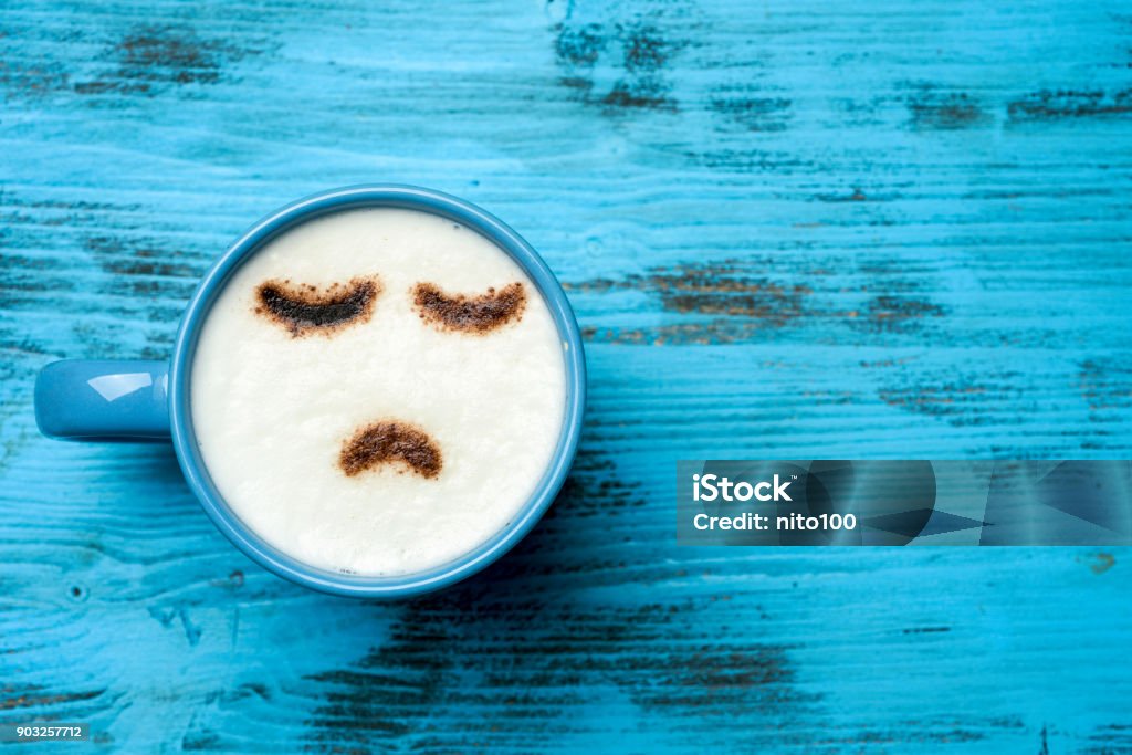 xícara de cappuccino com um rosto triste - Foto de stock de Tristeza royalty-free