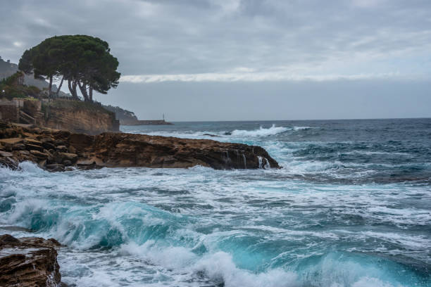 stürmische mittelmeer entlang der südküste der italienischen - 7956 stock-fotos und bilder