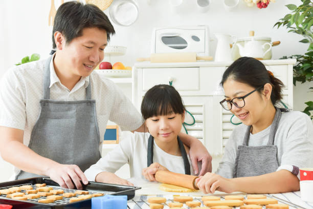 istock Asian family baking cookies. 903261360